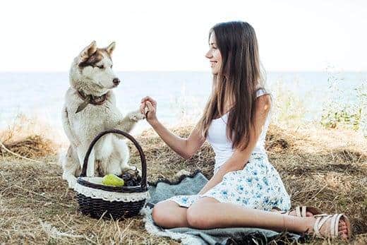 Giovane donna con Siberian Husky rosso