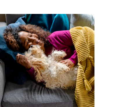 Un proprietario coccola il cane